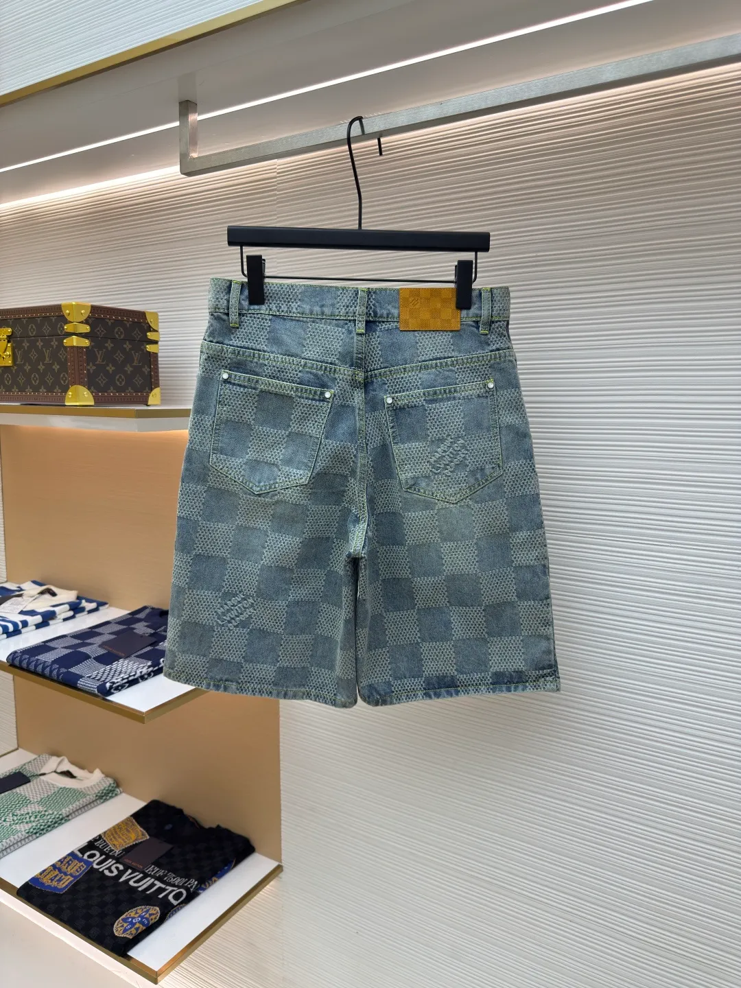 LOUIS VUITTON checkerboard denim shorts ●Authentic product: Purchased and developed at 12200 ●Item number: 1680087-B00 ●Fabric: Jacquard denim fabric ●Technology: 3D jacquard technology ●Version: Fitted version ●Size: 32-34-36-38 ●Weight: about 545 grams ●Description: Using a loom to weave a three-dimensional pattern on the fabric, the sand-washed whitening distressed denim fabric presents a whitening and distressed effect. The overall wiring is straight and delicate, the fabric is comfortable and soft, and the color is consistent without color difference. It can be matched with the same style to create a fashionable look and control various occasions. Customized accessories, complete with three standards, same style for men and women!